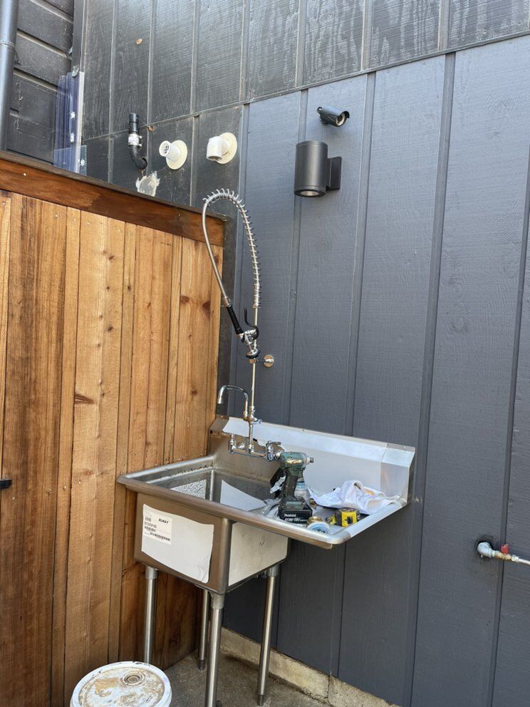 Outdoor fixture connections